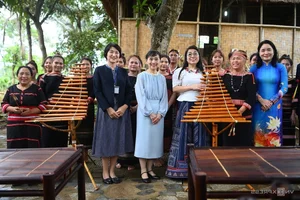 Japanese PM's Wife Embraces Vietnamese Culture with Pieu Scarf - image 4