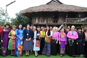 Japanese PM's Wife Embraces Vietnamese Culture with Pieu Scarf - image 10