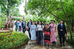 Japanese PM's Wife Embraces Vietnamese Culture with Pieu Scarf - image 7