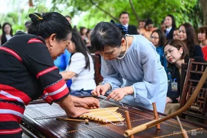 Japanese PM's Wife Embraces Vietnamese Culture with Pieu Scarf - image 0