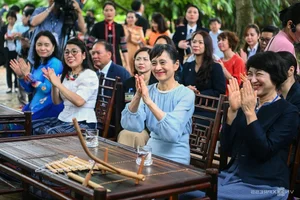 Japanese PM's Wife Embraces Vietnamese Culture with Pieu Scarf - image 5