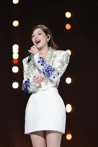 Chi Pu's Iconic Outfits and Fashion Highlights in Sisters Who Make Waves 2023 - image 4