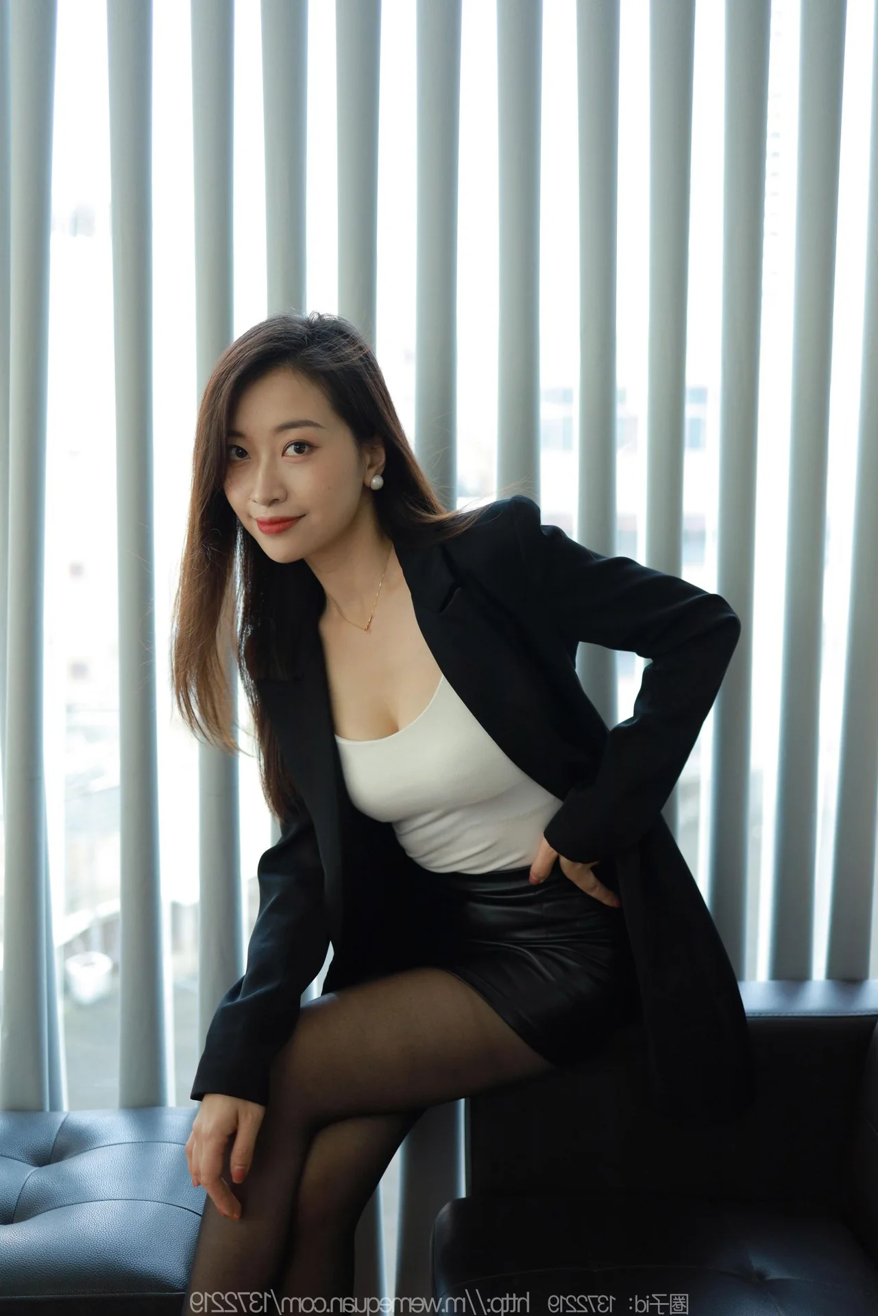 Xiao Jie: The Ethereal Movement of a Woman Like the Wind - IESS Gallery