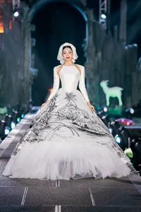 Fashion Face-Off: Lê Hoàng Phương and Đỗ Thị Hà Style Analysis - image 2