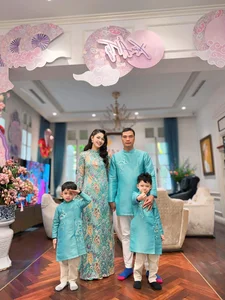 Vietnamese Celebrities Share Heartwarming Family Moments During Lunar New Year 2025 - image 2