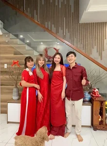 Vietnamese Celebrities Share Heartwarming Family Moments During Lunar New Year 2025 - image 10