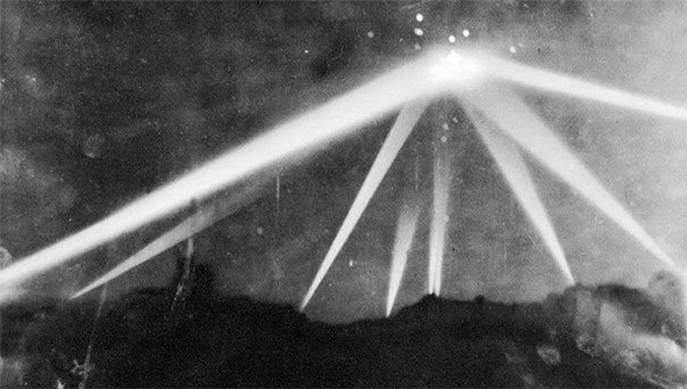 10 Most Mysterious Historical Photos That Experts Still Can't Explain