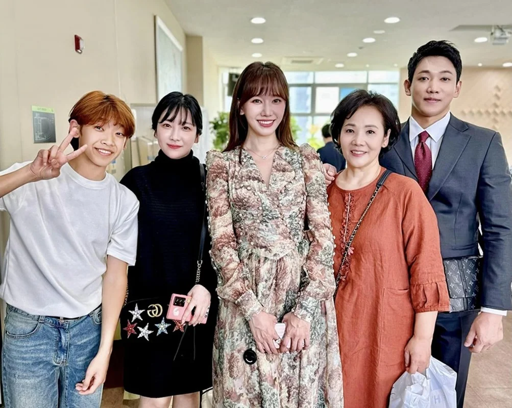 Tran Thanh and Hari Won: A Beautiful Family Wedding in Korea