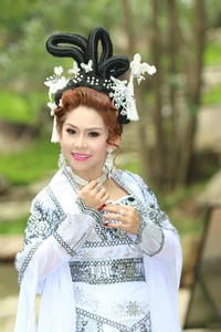 Cultural Clashes: Vietnamese Celebrity Cat Tuong’s Traditional Healing Ritual Sparks Public Debate - image 1