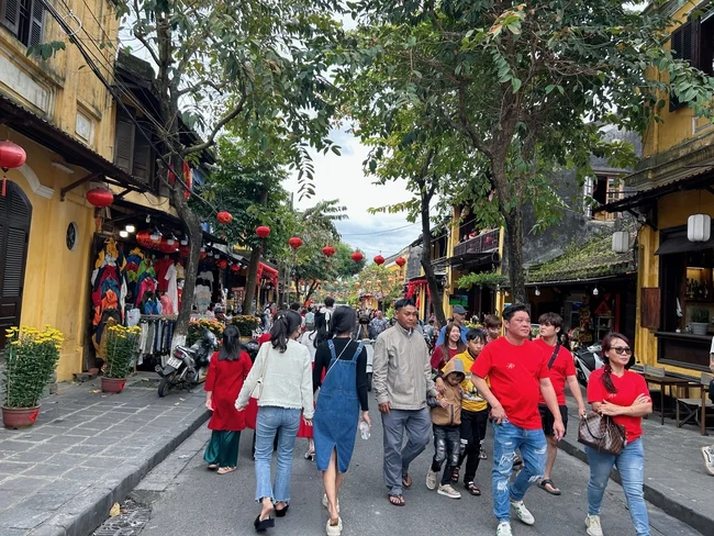 Hoi An Ancient Town Welcomes Thousands of Tourists on the First Day of Tet