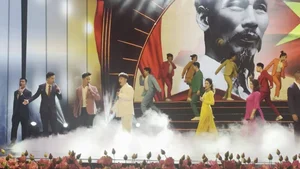 A Life in Art: The Moving Tribute Performance to President Ho Chi Minh - image 5