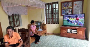 Why Footballer Doan Van Hau Hasn't Built a New House for Parents - image 5