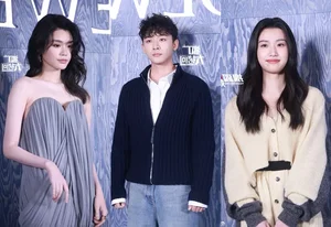 Toc Tien Shines Alongside Yang Mi and Baifern Pimchanok at LOEWE Crafted Exhibition - image 4