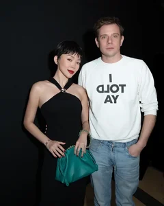 Toc Tien Shines Alongside Yang Mi and Baifern Pimchanok at LOEWE Crafted Exhibition - image 7
