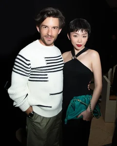 Toc Tien Shines Alongside Yang Mi and Baifern Pimchanok at LOEWE Crafted Exhibition - image 2