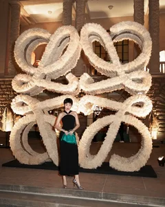 Toc Tien Shines Alongside Yang Mi and Baifern Pimchanok at LOEWE Crafted Exhibition - image 8