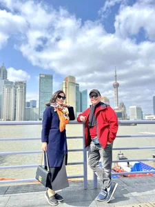 Artist Chi Trung Enjoys Happy Retirement with Beauty Queen Girlfriend - image 3