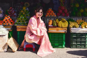 Vietnamese Beauties Celebrate Spring in Traditional Ao Dai Fashion - image 10
