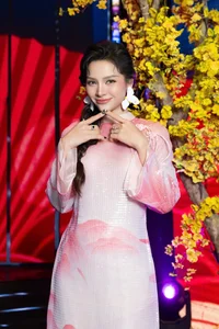 Vietnamese Beauties Celebrate Spring in Traditional Ao Dai Fashion - image 5