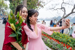 Hanoi's 'Muses' Gather for Traditional Tet Holiday Photography - image 7