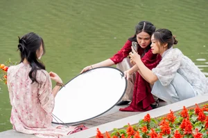 Hanoi's 'Muses' Gather for Traditional Tet Holiday Photography - image 3