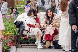 Hanoi's 'Muses' Gather for Traditional Tet Holiday Photography - image 1