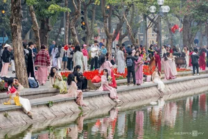 Hanoi's 'Muses' Gather for Traditional Tet Holiday Photography - image 4