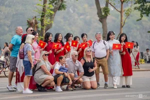 Hanoi's 'Muses' Gather for Traditional Tet Holiday Photography - image 2