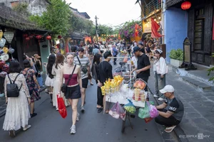 Hoi An Ancient Town Sidewalks Before the Street Vendor Ban - image 5