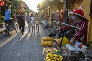 Hoi An Ancient Town Sidewalks Before the Street Vendor Ban - image 4