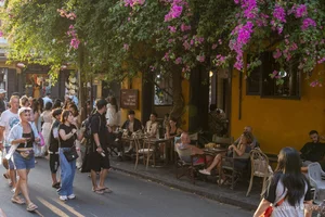 Hoi An Ancient Town Sidewalks Before the Street Vendor Ban - image 6
