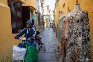 Hoi An Ancient Town Sidewalks Before the Street Vendor Ban - image 3