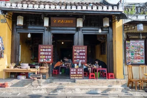 Hoi An Ancient Town Sidewalks Before the Street Vendor Ban - image 2