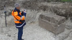 Archaeological Discovery: Experts Uncover Startling Secrets Inside an Ancient Coffin - image 4