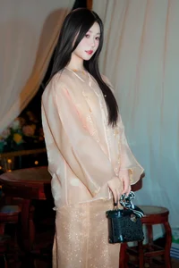 YiTuYu Art Language Vol.9671: Elegant 19-Photo Set Featuring Wu Yue - image 7