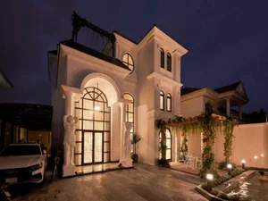 Vietnamese Celebrities Show Off Stunning Early Christmas Mansion Decorations - image 4
