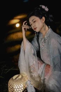 YiTuYu Art Language Vol.9919: Elegant Portraiture Featuring Model Xiao Qian - image 12