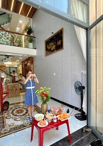Pham Thanh Thao Brings Her Two Children to Vietnam for the First Time - image 0