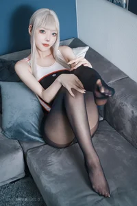 Sleek Silhouettes: The Minimalist Art of Kuro's Athletic Cosplay Aesthetic - image 4