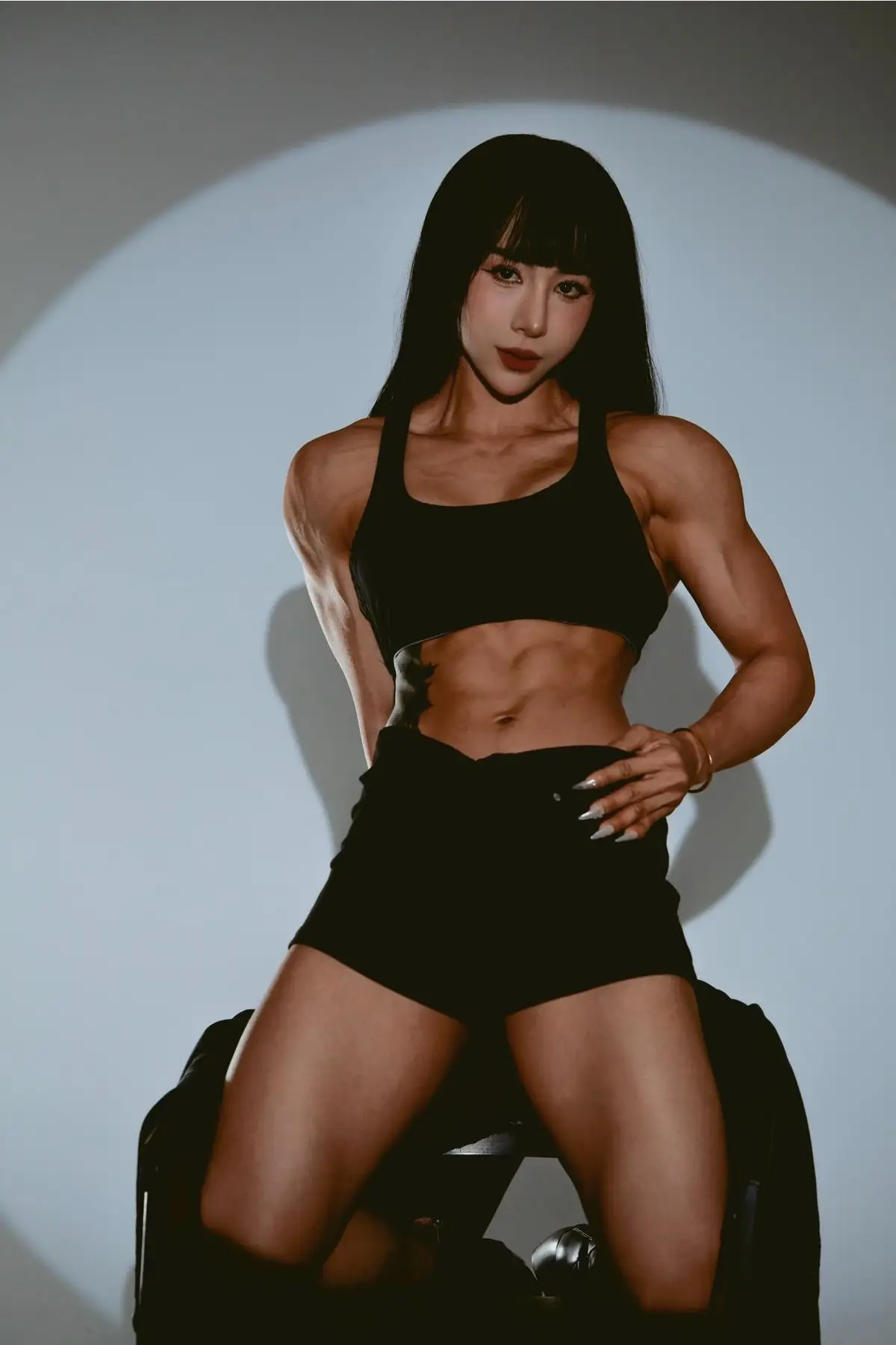 Dak Lak Female Athlete's Remarkable Transformation, Delicate Face vs. Power Body Captivates All