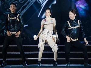 Memorable Stage Falls of Vietnamese Celebrities: Anh Thu's Live TV Slip - image 3