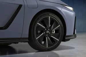 Next-Gen 2026 Lexus ES: Redefining Luxury with Standard Hybrid Power and the First-Ever All-Electric Model - image 2