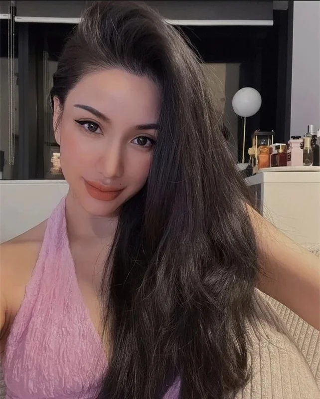 Timeless Elegance: Former Saigon Hot Girl Maintains a Stunning Physique