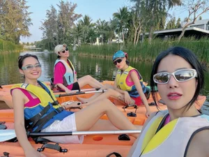 Vbiz Celebrity Moms Reunion: Diệp Lâm Anh and Đàm Thu Trang Celebrate 14 Years of Friendship on Glamorous Vacation - image 2