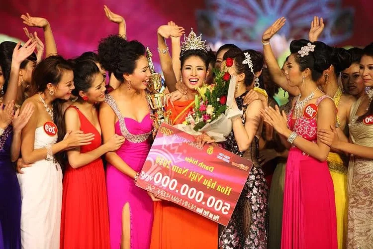 Phuong Oanh Shares Heartwarming Throwback Photos with Her Parents