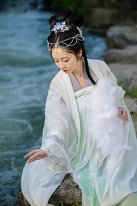 Yituyu Dreamy Portrait Photography Captures Soft Aesthetic and Warmth - image 8