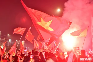Viet Tri Erupts in Celebration: Fans Rejoice as Vietnam National Team Triumphs Over Thailand - image 10