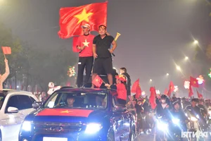 Viet Tri Erupts in Celebration: Fans Rejoice as Vietnam National Team Triumphs Over Thailand - image 12