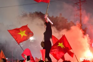 Viet Tri Erupts in Celebration: Fans Rejoice as Vietnam National Team Triumphs Over Thailand - image 3