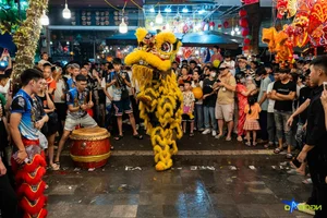 Sea of People Crowds Hanoi Streets for Mid-Autumn Festival Celebrations - image 7